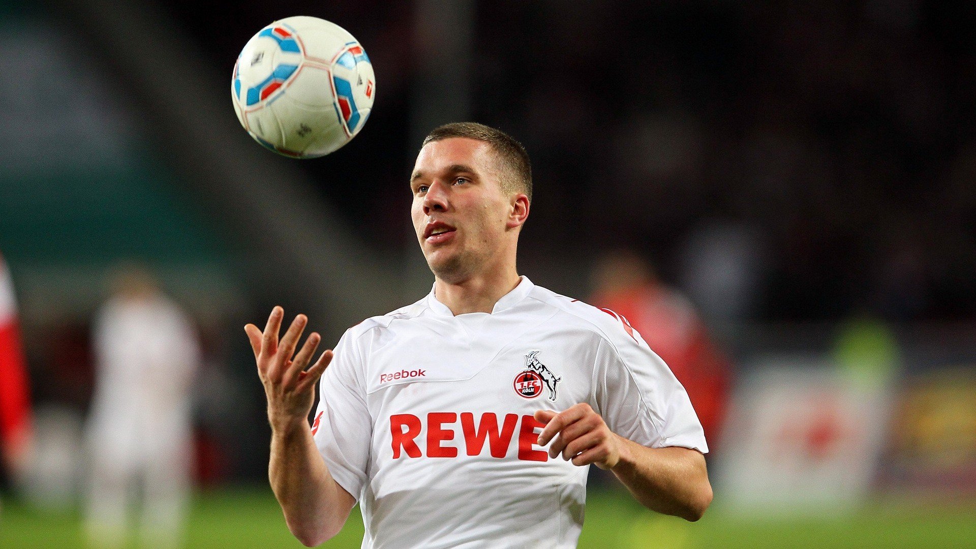 中国足球入场券销售新策略,推进全民参与,一场足球赛的入场券30元一张,降价后观众增加了50%